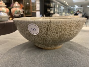 Un bol en porcelaine de Chine de type ge &agrave; &eacute;mail craquel&eacute;, Yongzheng/Qianlong